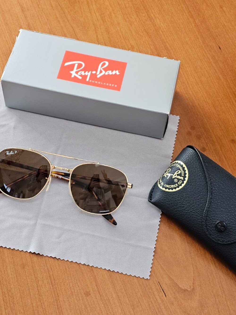 Unisex Ray-Ban Polarized Gold Frame Sunglasses With Chromatic Lenses - Picture 6 of 15